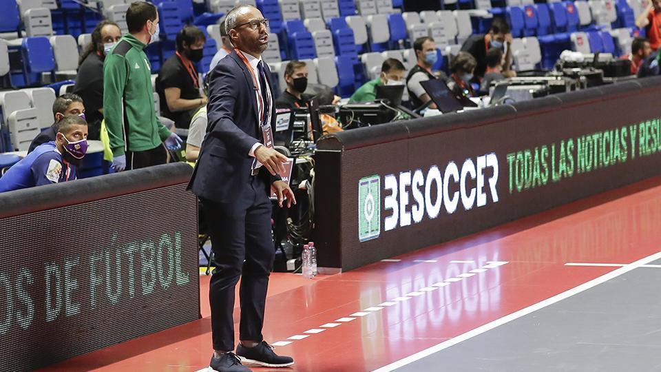 Antonio Vadillo, dando instrucciones en el encuentro entre ElPozo Murcia Costa Cálida y Palma Futsal.