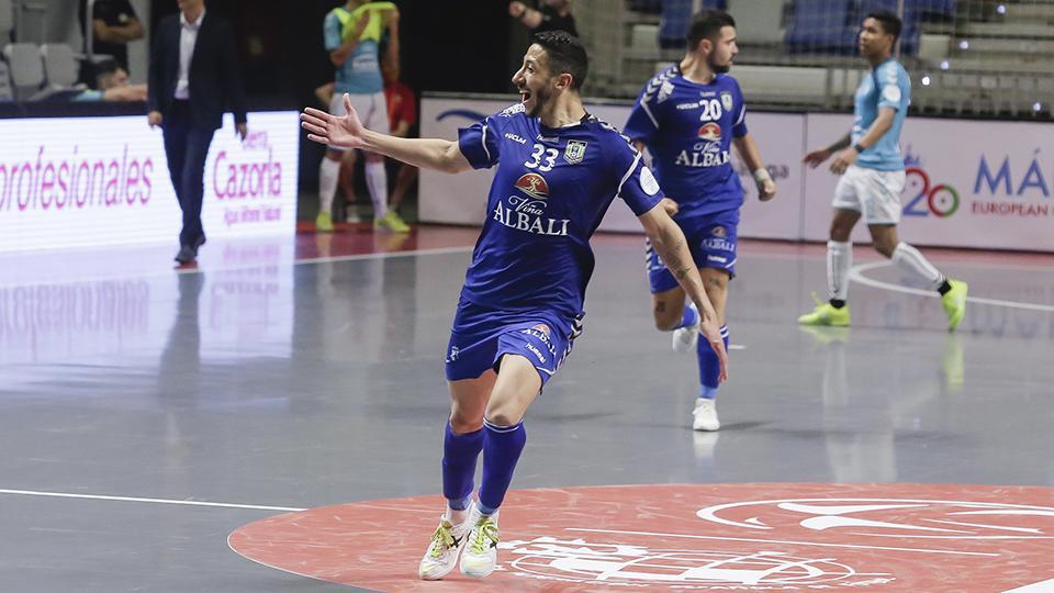 Cainan de Matos, jugador de Viña Albali Valdepeñas, celebra un tanto.