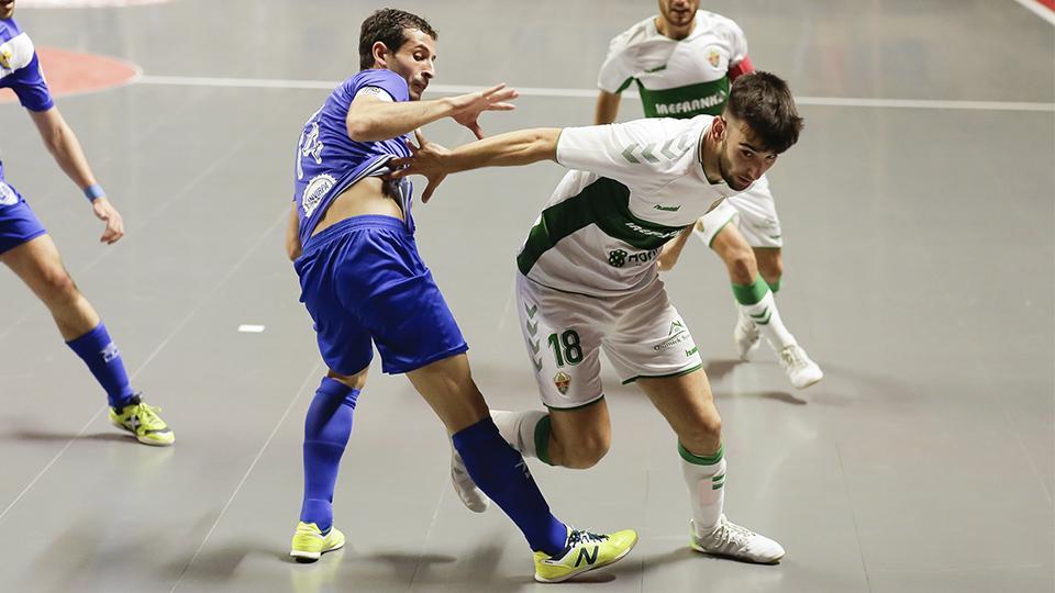 Iborra, jugador del Irefrank Elche CF, ante Kiki, del Manzanares FS.