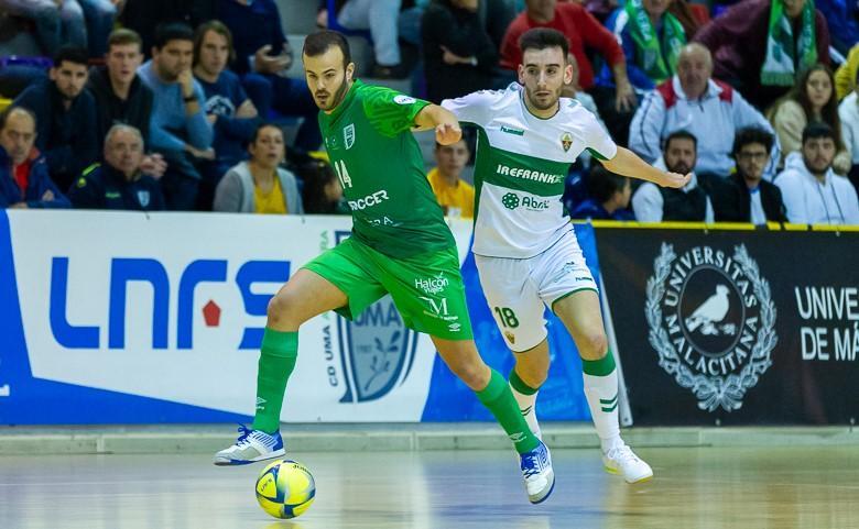 Javi Amorós, del BeSoccer UMA Antequera, conduce el balón ante Iborra, del Irefrank Elche CF Sala, durante un partido (Fotografía: ISSO100 Press)