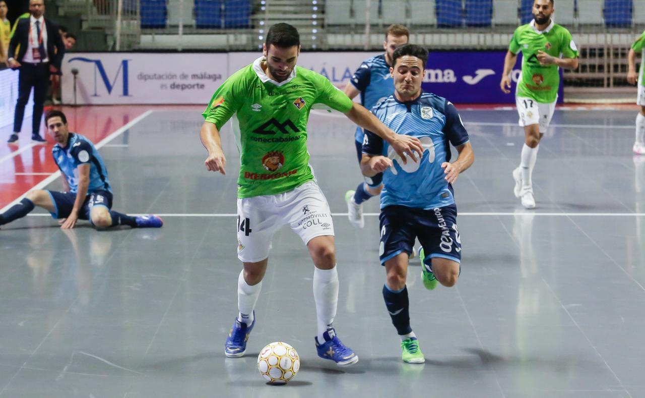 Tomaz, de Palma Futsal, conduce el balón ante Borja, de Movistar Inter, durante las Semifinales del Play Off por el título