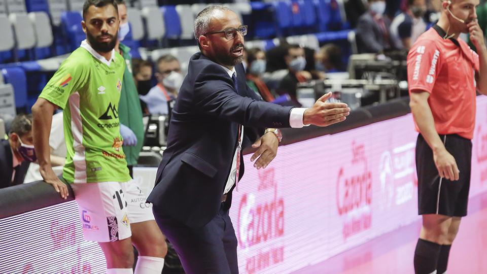 Antonio Vadillo, entrenador de Palma Futsal, dando instrucciones a sus jugadores.