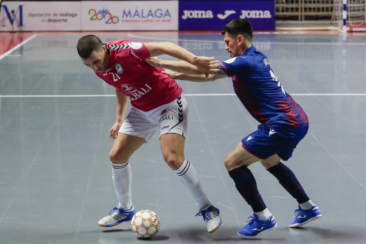 José Ruiz, de Viña Albali Valdepeñas, controla el balón ante Gallo, del Levante UD FS, en el partido de Semifinales del Play Off por el título