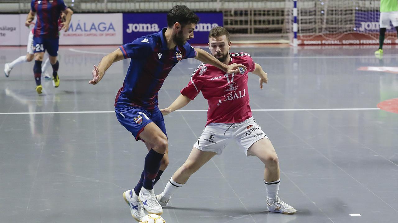 Rubi, jugador del Levante UD FS, aguanta el balón ante Buitre, del Viña Albali Valdepeñas.