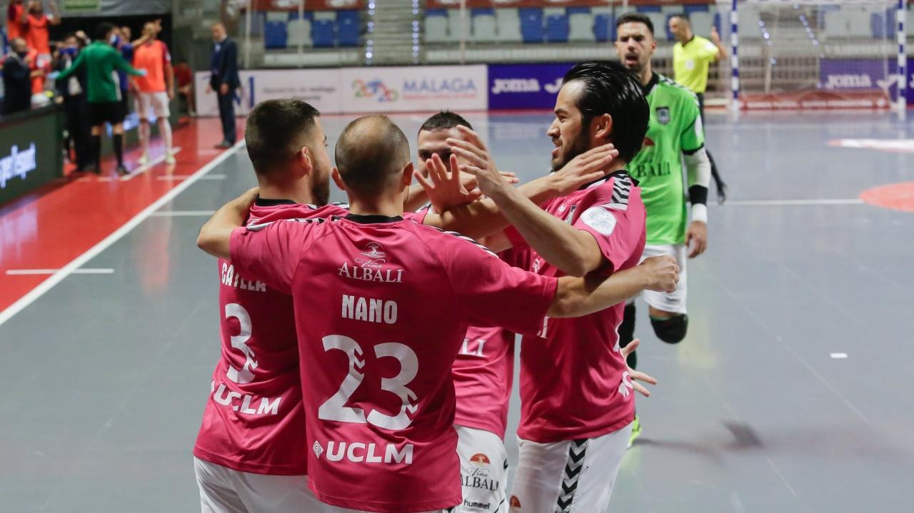 Los jugadores de Viña Albali Valdepeñas celebran el pase a la Final del Play Off por el título