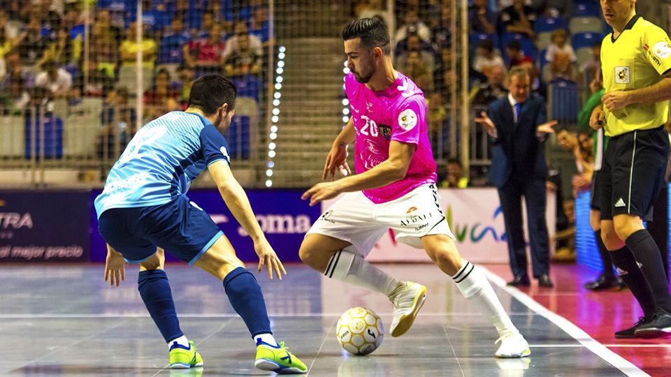 Chino, de Viña Albali Valdepeñas, conduce el balón ante Borja, de Movistar Inter.