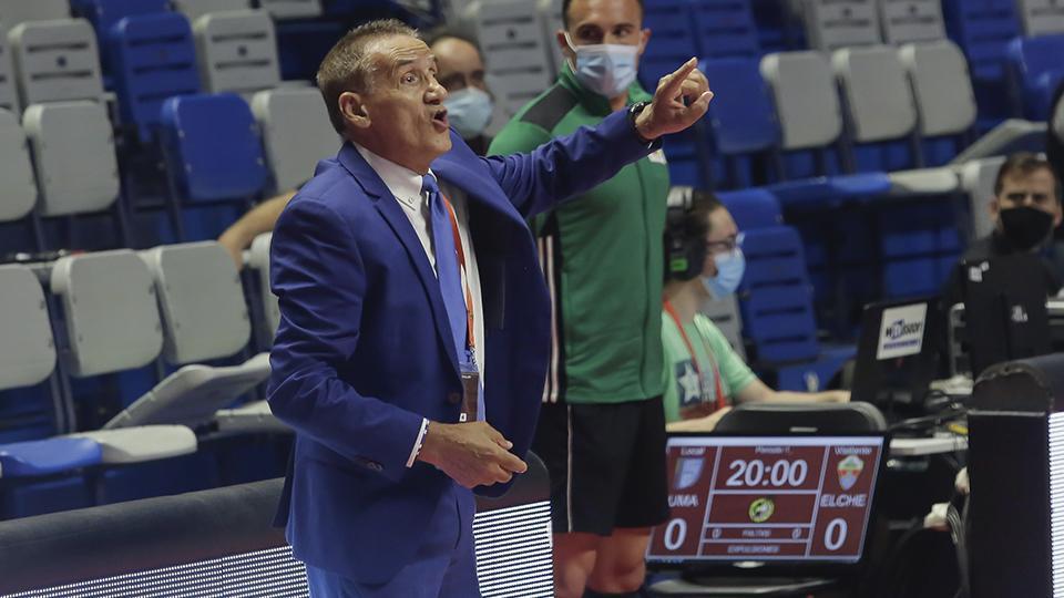 Moli, entrenador de BeSoccer UMA Antequera, da instrucciones a sus jugadores.