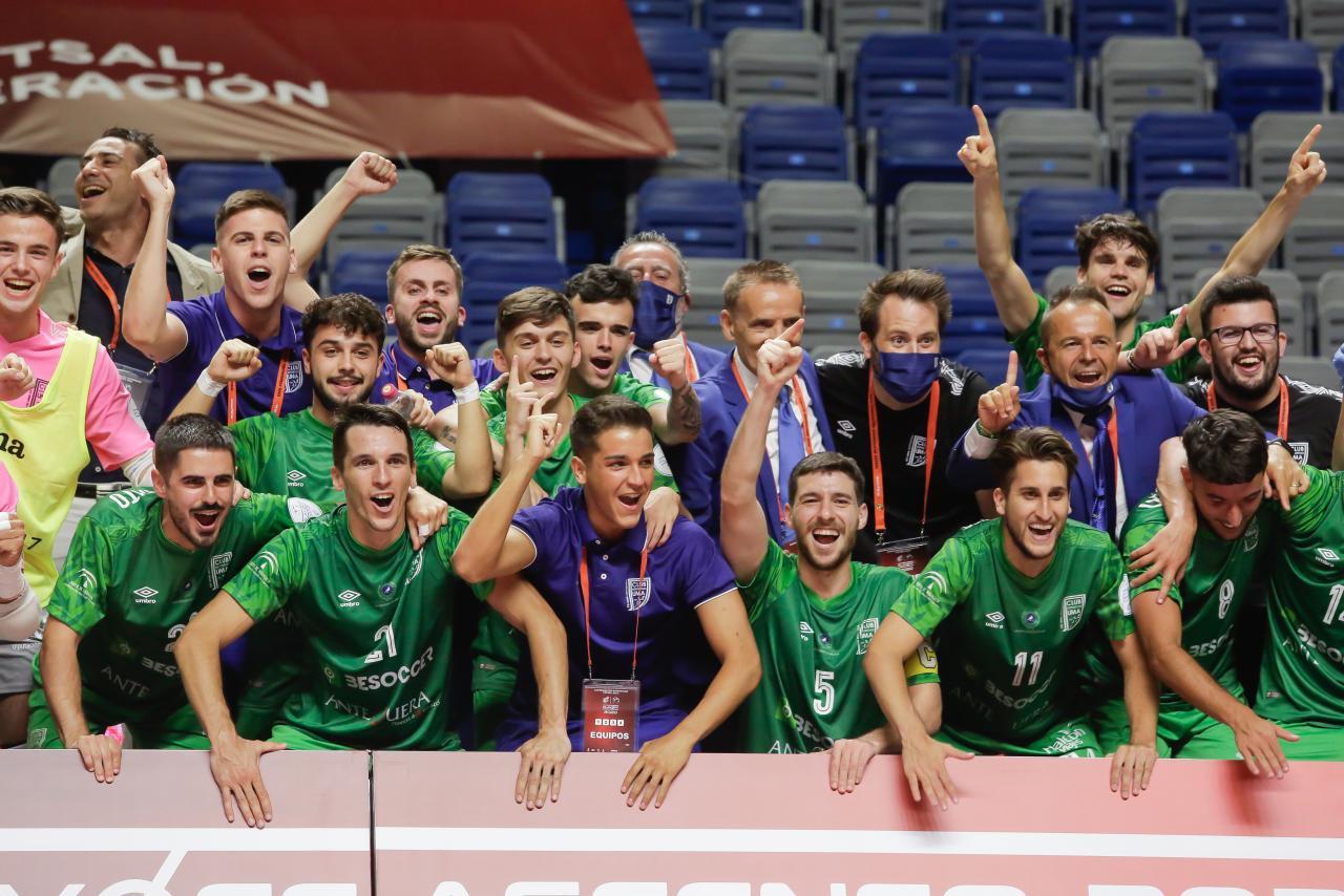 Los jugadores del BeSoccer CD UMA Antequera celebran el Ascenso a Primera División
