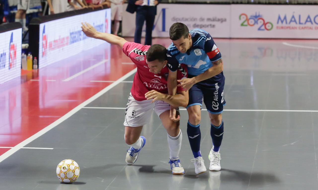 José Ruiz, del Viña Albali Valdepeñas, y Carlos Ortiz, de Movistar Inter, pugnan por el balón durante la Final del Play Off