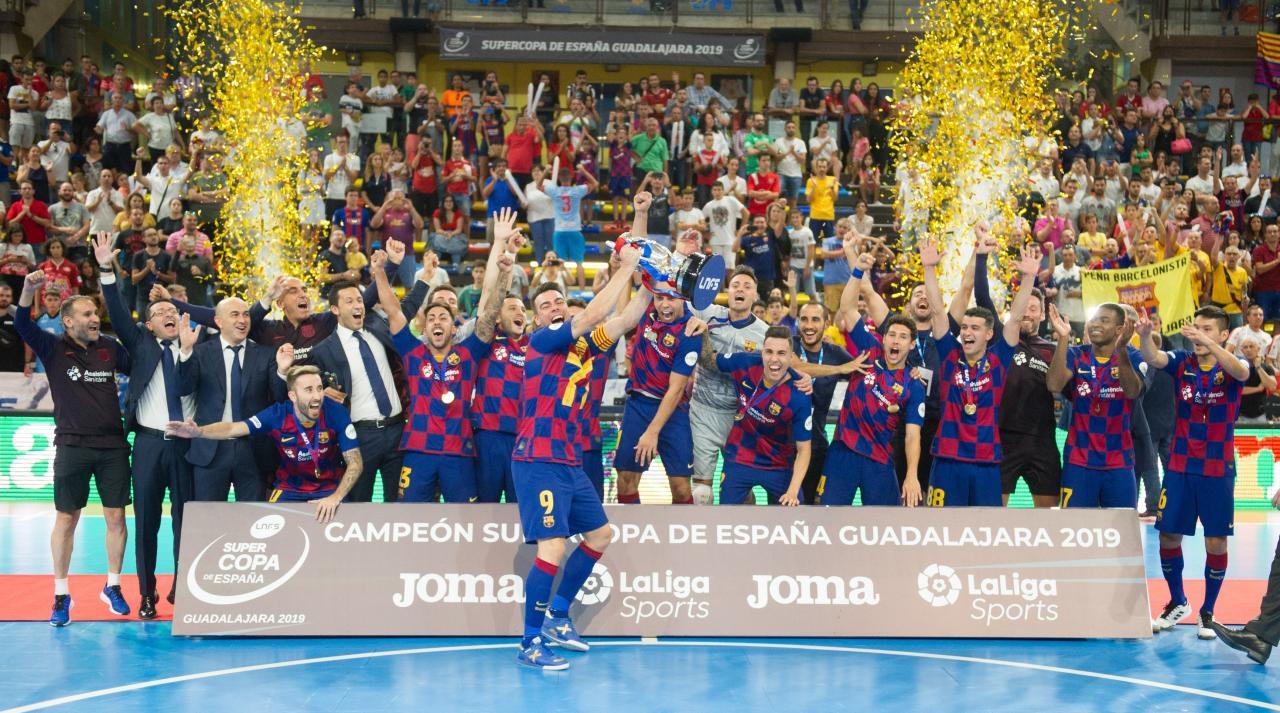 Los jugadores del Barça celebran la Supercopa de España 2019