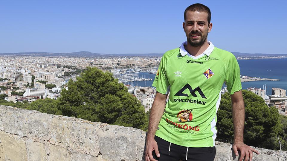 Fabio posa con la camiseta de su nuevo equipo, el Palma Futsal.
