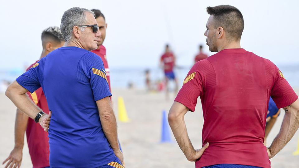 Andreu Plaza, entrenador del Barça, charla con Sergio Lozano durante un entrenamiento.