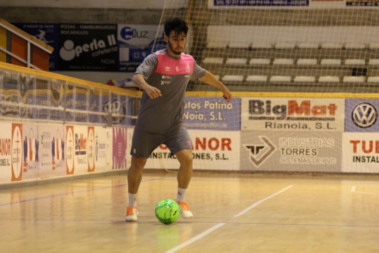 Javi Rangel, del Noia Portus Apostoli, en un entrenamiento