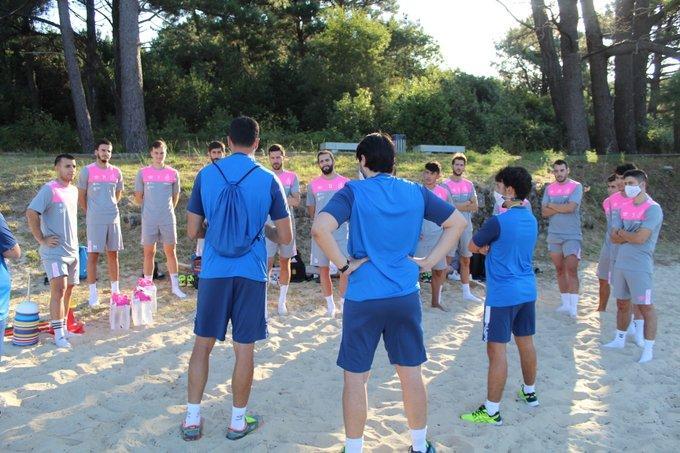 La plantilla del Noia Portus Apostoli durante un entrenamiento en la playa