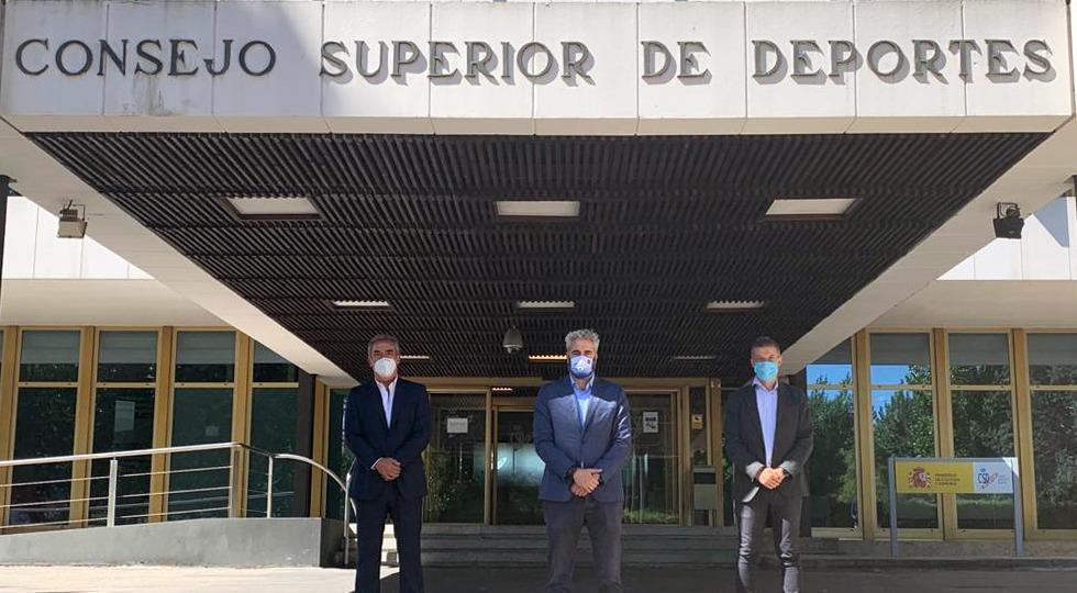 Javier Lozano, David Jiménez y Rubén Alcaine, posan tras la reunión con el CSD.