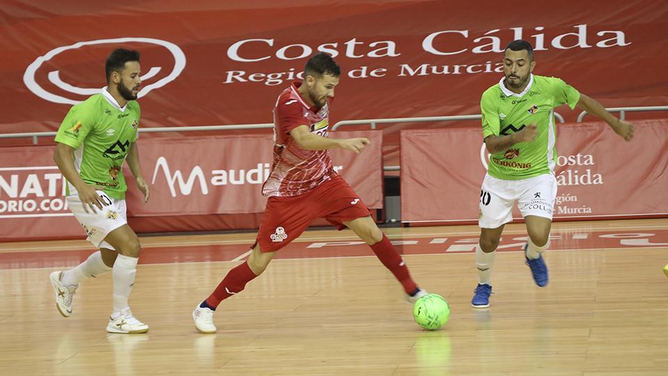 Paradynski, de ElPozo Murcia Costa Cálida, ante la presión de los jugadores de Palma Futsal.