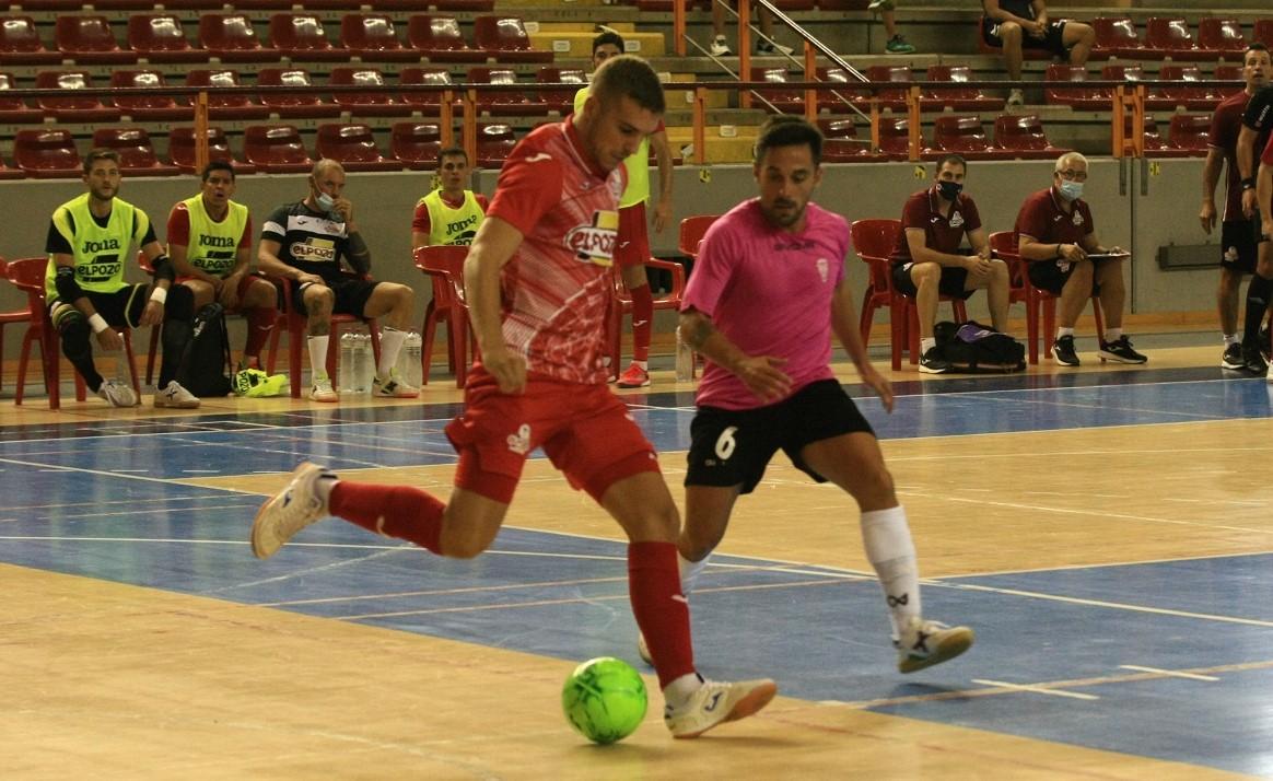 Fernando, de ElPozo Murcia Costa Cálida, golpea el balón ante Jesulito, jugador del Córdoba Patrimonio de la Humanidad