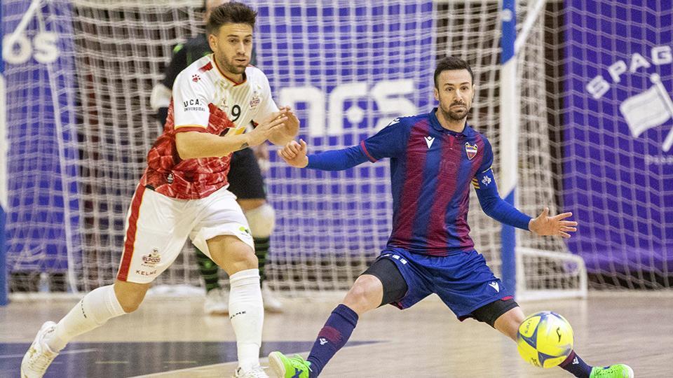 Pol Pacheco, de ElPozo Murcia Costa Cálida, y Márquez, del Levante UD FS, pugnan por el balón