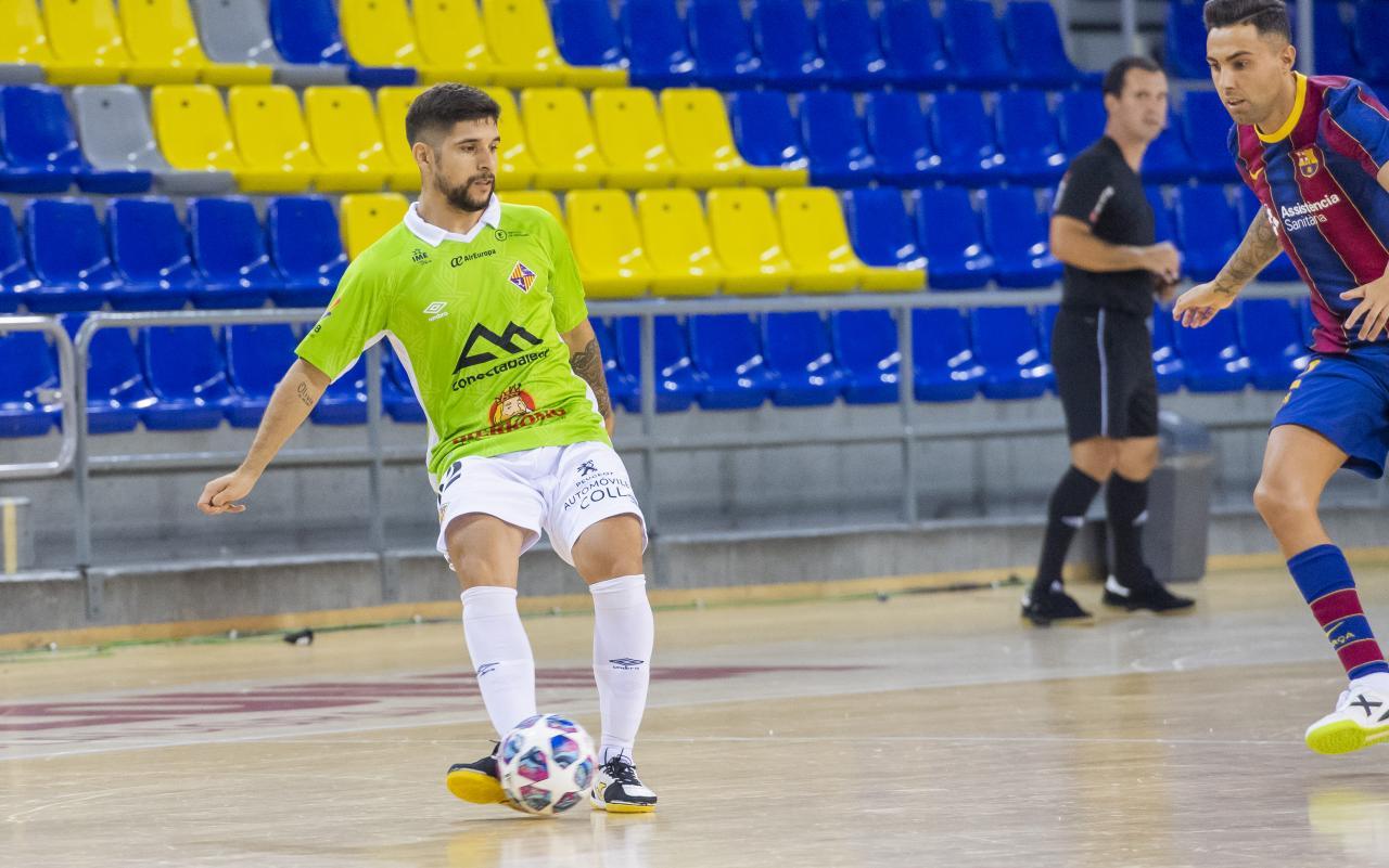 Claudino, del Palma Futsal, golpea el balón durante un amistoso de pretemporada