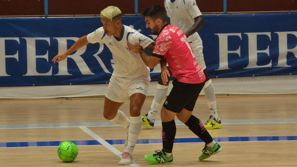 Morioka, de O Parrulo Ferrol, defiende el balón ante Javaloy, de Noia Portus Apostoli.