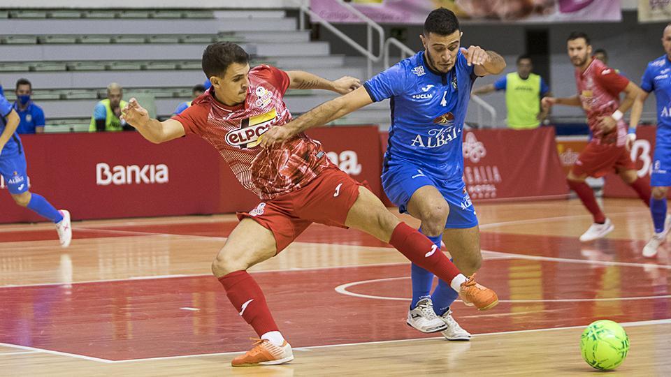 Xavi Cols, del Viña Albali Valdepeñas, disputa un balón con Marcel, de ElPozo Murcia Costa Cálida