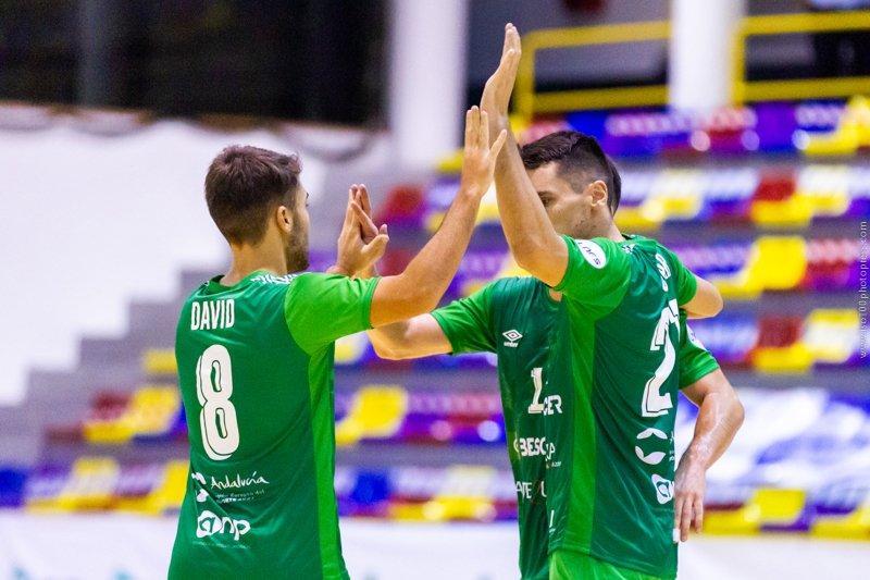 Los jugadores del BeSoccer CD UMA Antequera celebran un gol