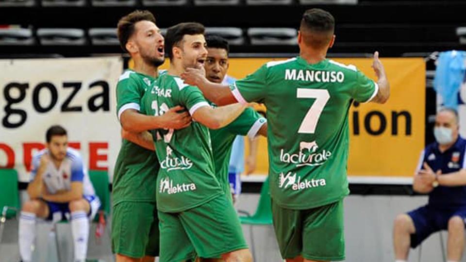 Los jugadores de Osasuna Magna Xota celebran un gol