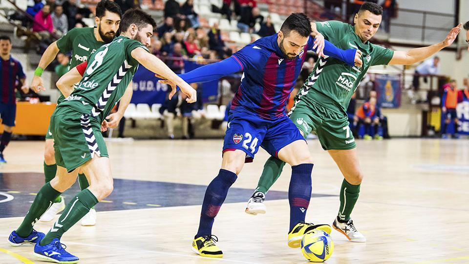 Pedro Toro, de Levante UD FS, pelea el balón ante Roberto Martil y Mancuso, de Osasuna Magna Xota.