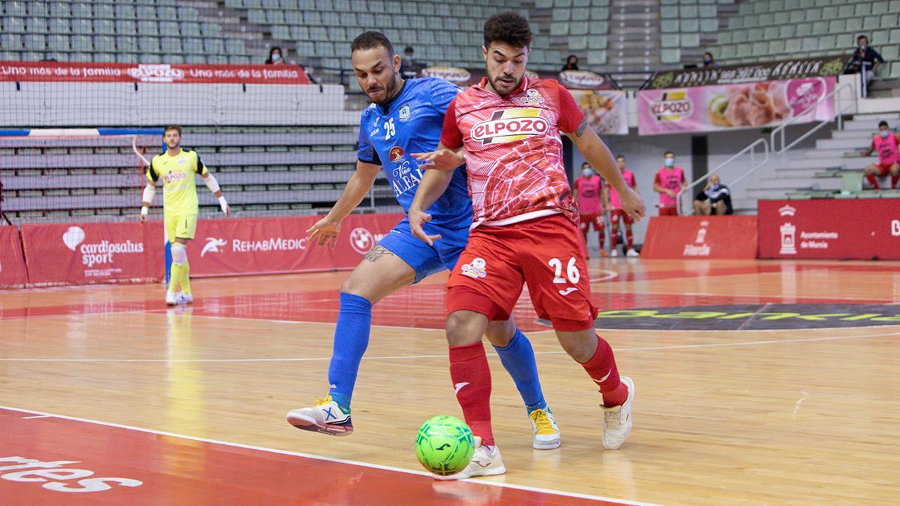 Matteus, jugador de ElPozo Murcia Costa Cálida, ante Matheus Preá, de Viña Albali Valdepeñas.