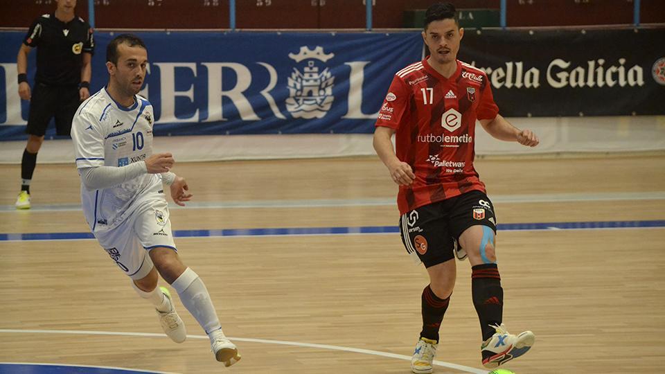 Adri, jugador de O Parrulo Ferrol, ante Dian Luka, de Fútbol Emotion Zaragoza.