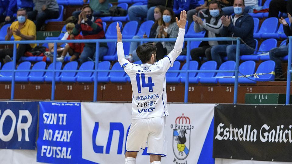 Miguel, jugador de O Parrulo Ferrol, celebra un tanto. (Foto: Ismael Miján / MijanPhoto)