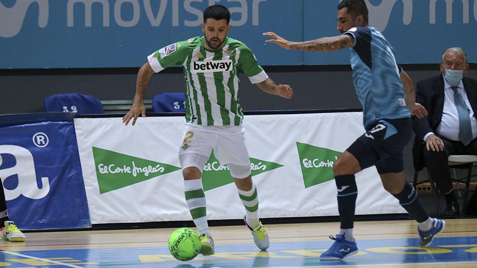 Burrito, jugador del Real Betis Futsal, ante Fer Drasler, de Movistar Inter.