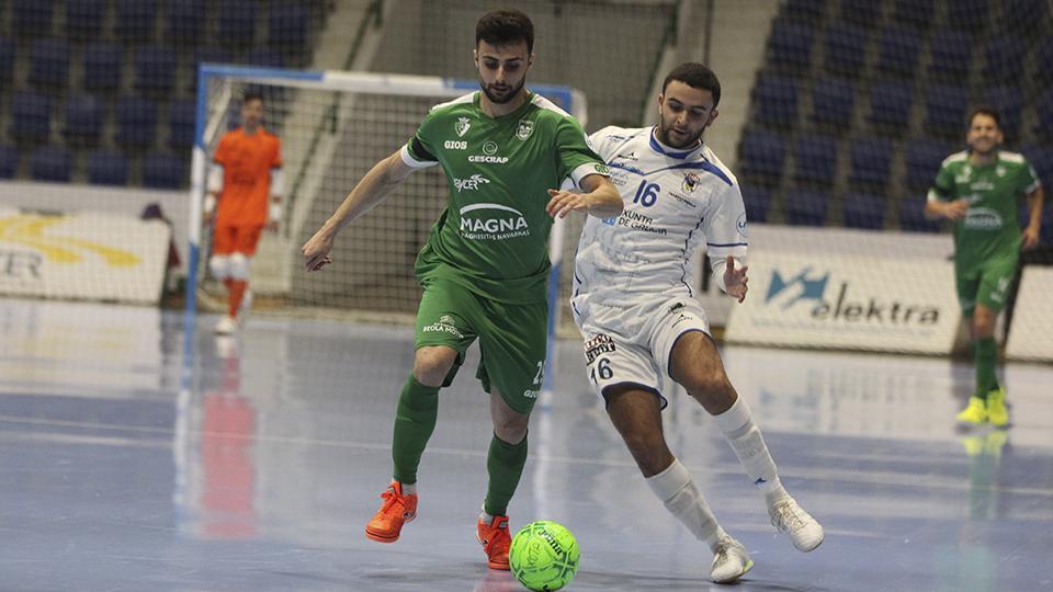 Cesar, jugador de Osasuna Magna Xota, ante Miguel Caiero, de O Parrulo Ferrol.