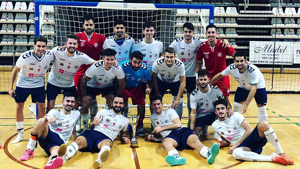 Los jugadores del Bisontes Castellón FS celebran el Trofeo Ciutat de Castelló.