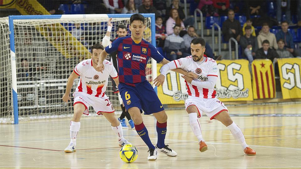 Daniel, de Barça, retiene el balón ante la presión de Juanpi, de Jimbee Cartagena.