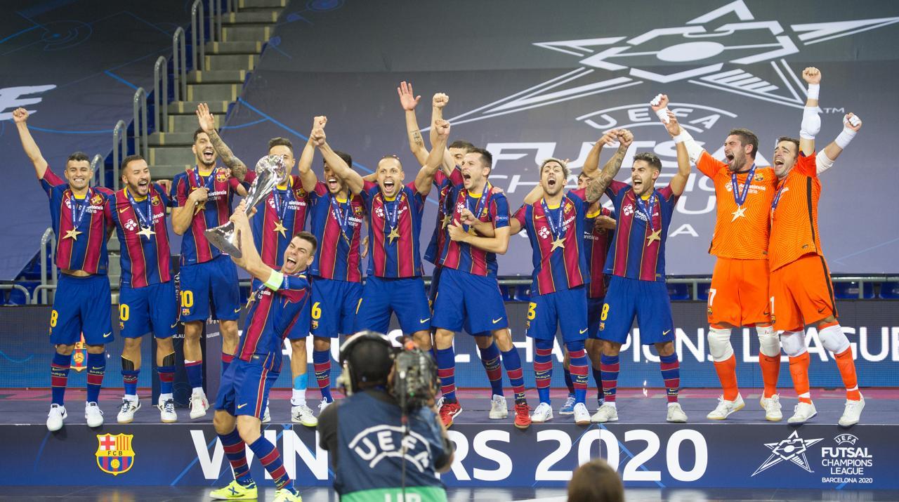 Los jugadores del Barça celebran la consecución de la tercera UEFA Futsal Champions League