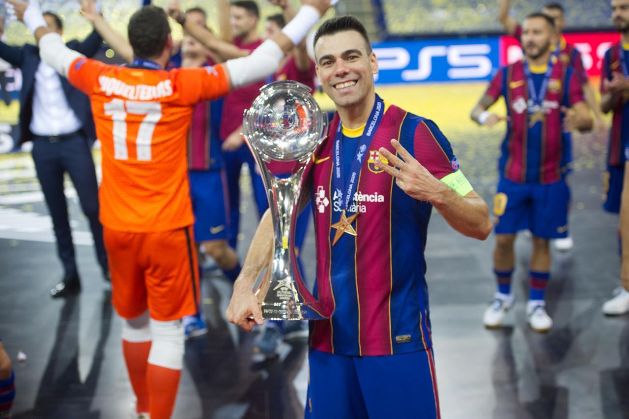 El capitán del Barça, Sergio Lozano, levanta su tercera Champions, la primera como capitán. Foto: Ernesto Aradilla