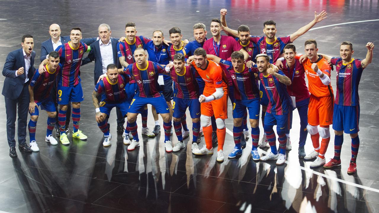 El técnico del Barça, Andreu Plaza, celebra la Champions League con sus jugadores. Foto: Ernesto Aradilla