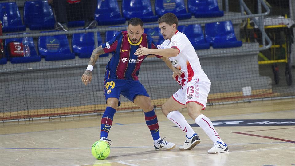 Ximbinha, de Barça, ante la presión de Mellado, de Jimbee Cartagena.
