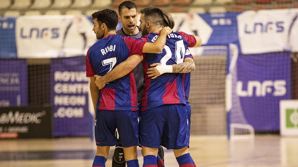 Los jugadores del Levante UD FS celebran un tanto.