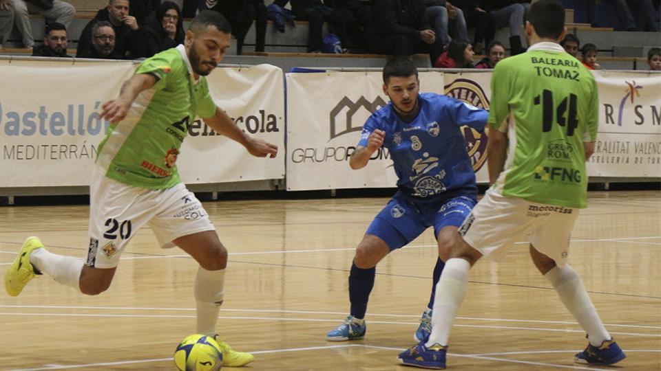 Alan, de Palma Futsal, conduce el balón ante Paniagua, de Peñíscola FS, y de Tomaz