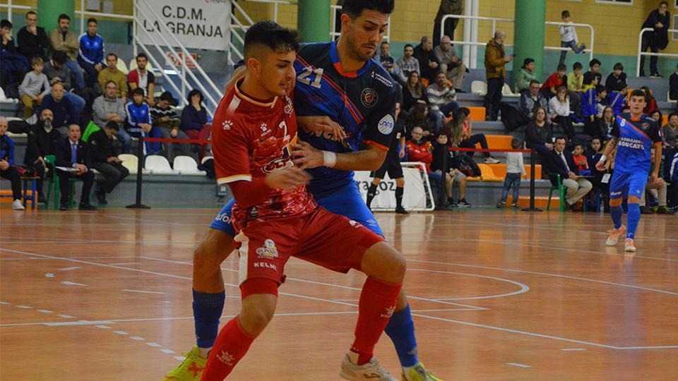 Carlos García, del Full Energía Zaragoza, pugna por el balón con un jugador de ElPozo Ciudad de Murcia, durante un partido