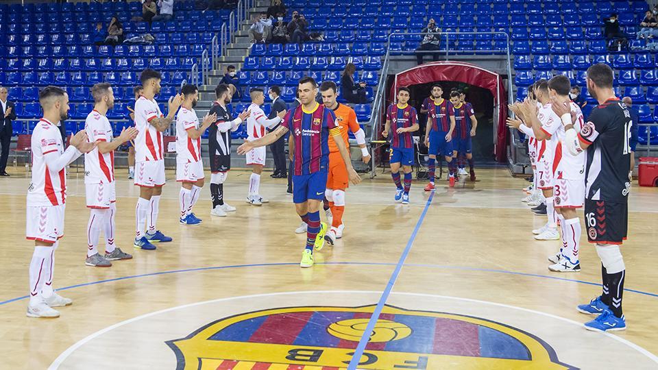 Los jugadores de Jimbee Cartagena hace el pasillo al Barça por la consecución de la UEFA Futsal Champions League