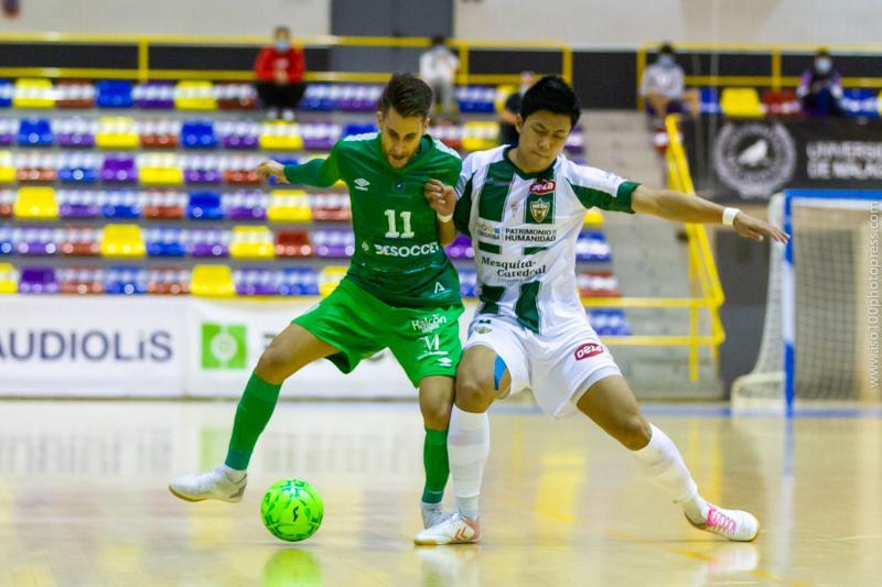 Álex Fuentes, del BeSoccer UMA Antequera, y Shimizu, del Córdoba Patrimonio, pugnan por el balón (Fotografía: iso100photopress)