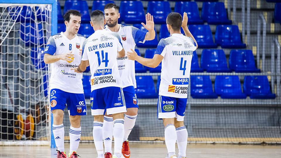 Los jugadores de Fútbol Emotion Zaragoza celebran un gol.