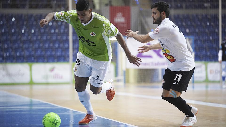 Vilela, de Palma Futsal, conduce el balón ante Dani Martín, de Ribera Navarra FS