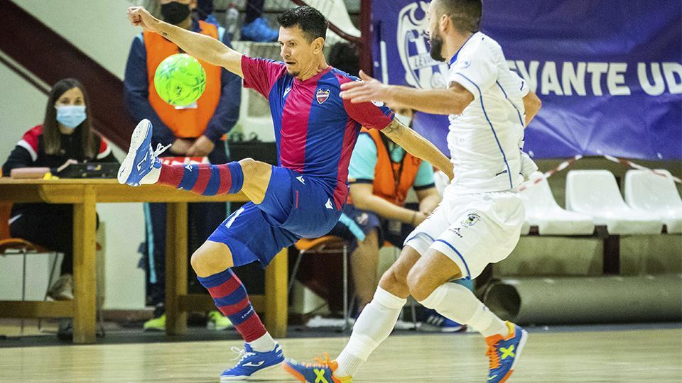 Gallo, de Levante UD, intenta controlar el esférico ante un rival de O Parrulo Ferrol.