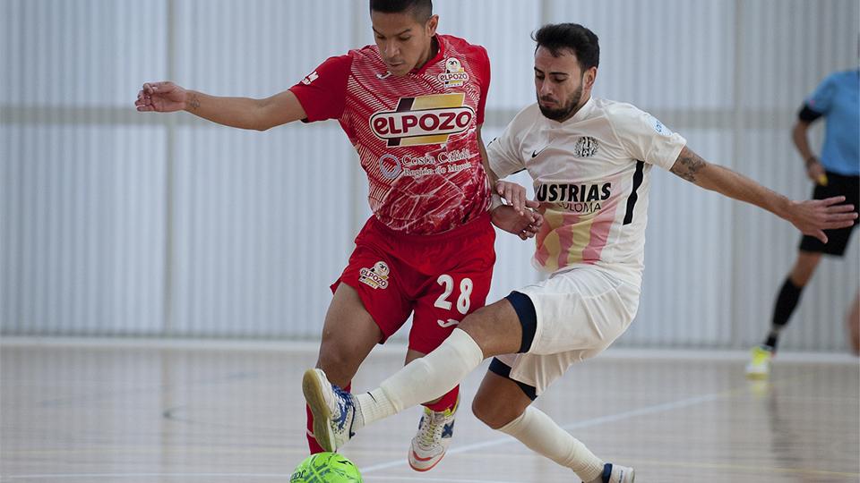 Cholo Salas, de ElPozo Murcia Costa Cálida, pugna por el balón con Sepe, de Industrias Santa Coloma