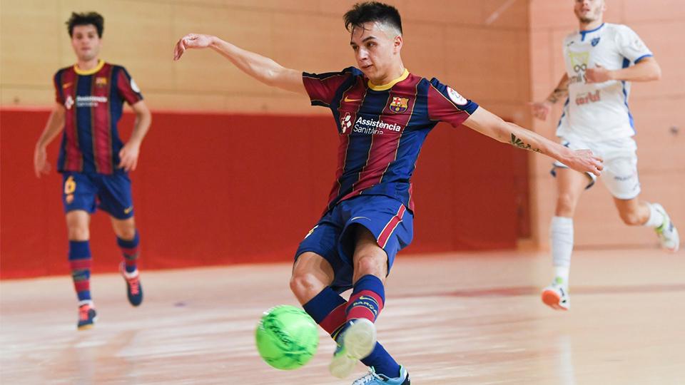 David Peña, de Barça B, golpea el balón en una jugada.