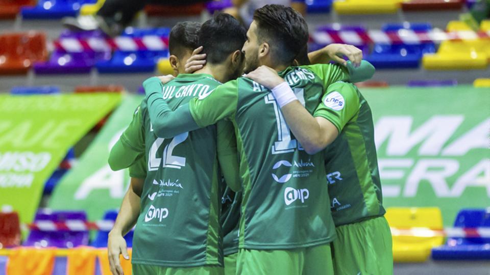 Los jugadores del BeSoccer UMA Antequera celebran un gol (Fotografía: iso100press)
